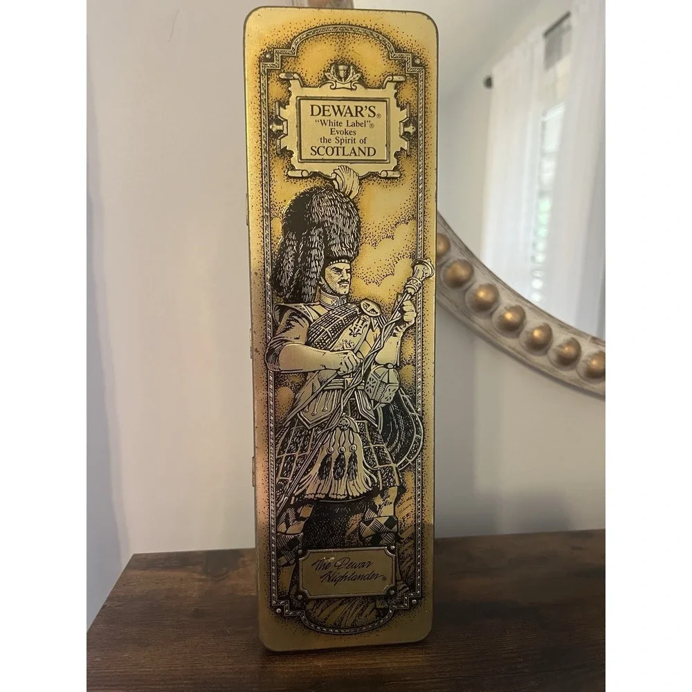 Vintage Dewar's White Label Highlander Scotch Whisky Advertising Tin Gold Box‎
